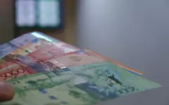 Тенге продожает терять позиции