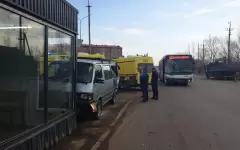 Перевозивший детей в садик микроавтобус врезался в остановку в Косшы