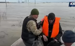 Сносит столбы и заливает электростанции: жители Акмолинской области массово остаются без света из-за половодья