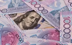 Более чем на пять тенге подешевел доллар на торгах 10 апреля