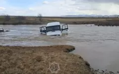 Автомобиль застрял посреди реки в Алматинской области