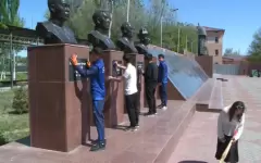 Парк Победы благоустраивают жители Туркестана