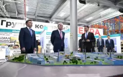 Токаев посетил торгово-логистический центр в Шымкенте