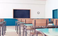 Неадекватный парень зашел в школу и напугал местных жителей