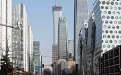 Жителям Пекина не рекомендуют выходить на улицу из-за урагана