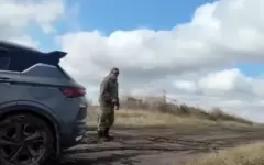 Мужчина хотел выгулять собаку и увяз в грязи в Костанайской области