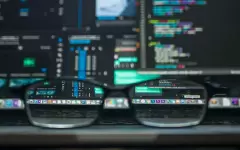 Google показала умные очки с переводчиком