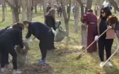 Столичные предприниматели и сотрудники банков вышли на субботник