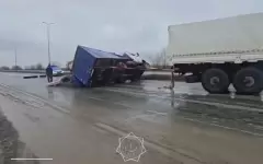 Грузовик перевернулся на трассе в Актюбинской области