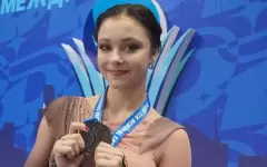 Фигуристку Софью Самоделкину раскритиковали за пение казахстанского гимна
