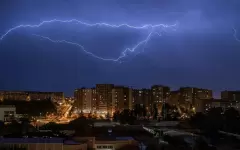 К алматинцам обратились из-за грядущей грозы