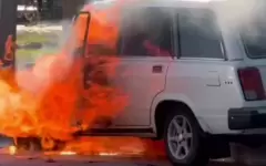 Автомобиль вспыхнул рядом с автобусной остановкой в Семее