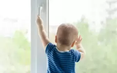 2-летний малыш оказался в реанимации после падения из окна в Павлодаре
