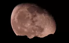 Восход розовой Луны над горами Алматы показал популярный фотограф