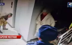 Дом на лестничной площадке: на нашествие бомжей пожаловались жители Арбата в Алматы