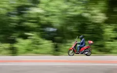 Полицейская погоня за мопедистом попала на видео в Алматы