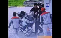 Мотоциклиста ударили ножом среди бела дня на заправке в Шымкенте
