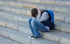 Мальчик из Уральска после смерти матери не признает родного отца и попросил вернуть пособие