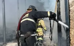 В Алматы вспыхнул крупный пожар на складе
