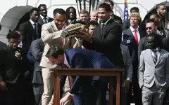Вице-президент США уронил и сломал чемпионский кубок во время торжества в Белом доме