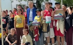 Социальный лифт: воспитанникам детдома в Шымкенте подарили спортивную форму в рамках проекта Народная лига