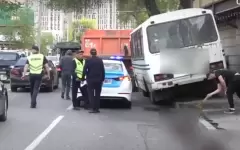 Сорвавшийся с буксировки автобус убил пешехода в Алматы