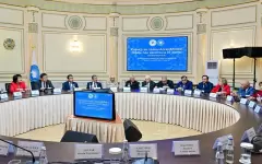 Аким Алматы вручил юбилейные медали от главы государства представителям АНК