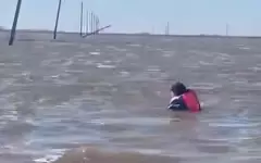 Нырять за кабелем пришлось спасателям из-за затонувших ЛЭП в Акмолинской области