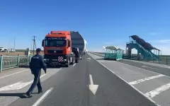Грузовик полностью разрушил пешеходный мост в Кызылординской области