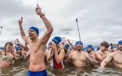 Жители Чехии окунулись в ледяную воду и установили мировой рекорд