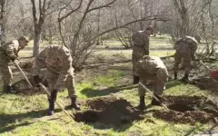 100 тополей посадили военнослужащие в сквере Актобе
