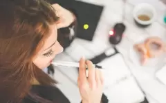 Женщины чаще извиняются на работе и это влияет на карьеру – результаты эксперимента