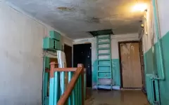 Жители Алматы пожаловались на протекающую крышу дома после недавнего ветра