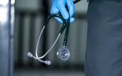 Минздрав выявил нарушения в процедурных кабинетах после смерти двух человек
