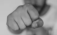 В Астане парень подрался со стеклянной дверью – видео