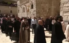 Благодатный огонь сошёл в Иерусалиме накануне Пасхи