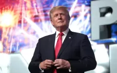 Трамп приостановил введение пошлин после разговора с министрами