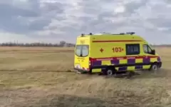 Автомобиль скорой помощи завяз в грязи в Карагандинской области