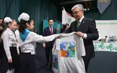 Школьница из Атырау подарила Токаеву футболку
