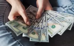 600 долларов загадочно исчезли со счета девушки в Кокшетау