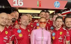 Устроившая ажиотаж в Казахстане Джей Ло удивила участников Формулы-1 латексным комбинезоном