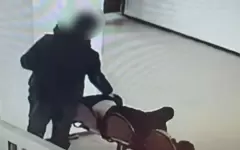 Карманник украл 2 млн тенге у спящего пассажира и попал на видео