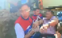 Рабочий упал в котлован в Актобе