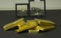 Цена на золото обновила свой рекорд на фоне пошлин Трампа