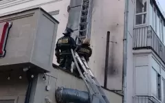 Труба вытяжки вспыхнула на стене многоэтажки в Кокшетау