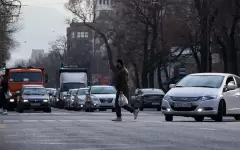В Алматы пассажир ударил таксиста за просьбу не курить в машине