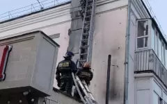 Труба загорелась на стене многоэтажки в Кокшетау