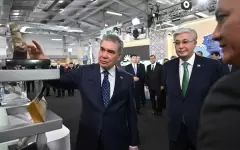 Токаев и Бердымухамедов осмотрели промышленную выставку