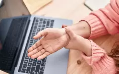 Боль в запястье после работы за компьютером: что нужно знать о туннельном синдроме