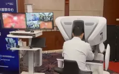 Хирурги из Шанхая провели шесть операций удалённо с помощью ИИ